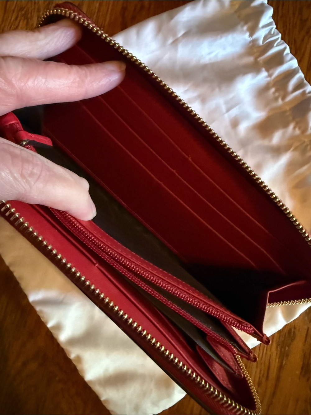 Gucci Red Zip-Around Wallet - Picture 7 of 11